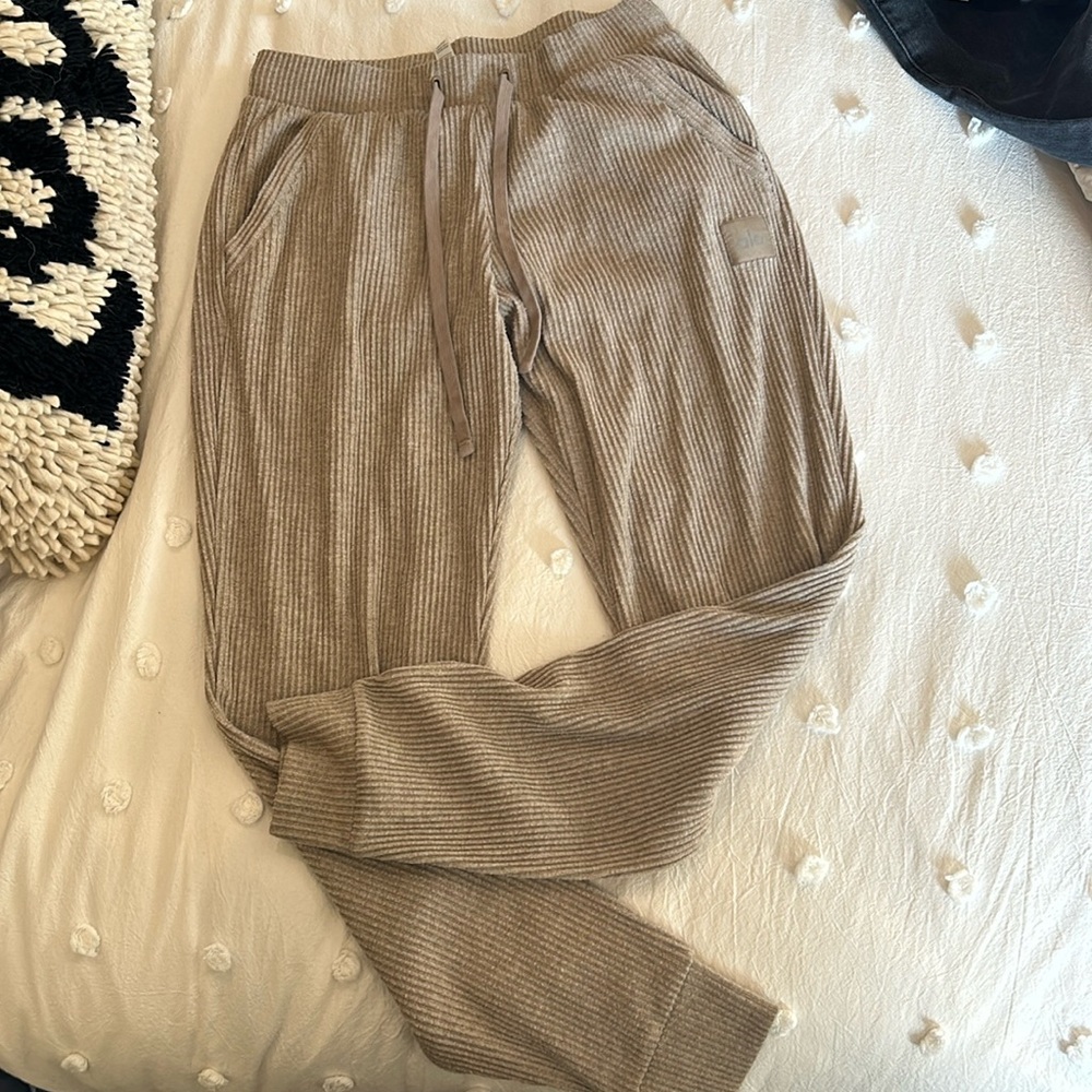ALO muse, size medium.  Jogger sweatpant